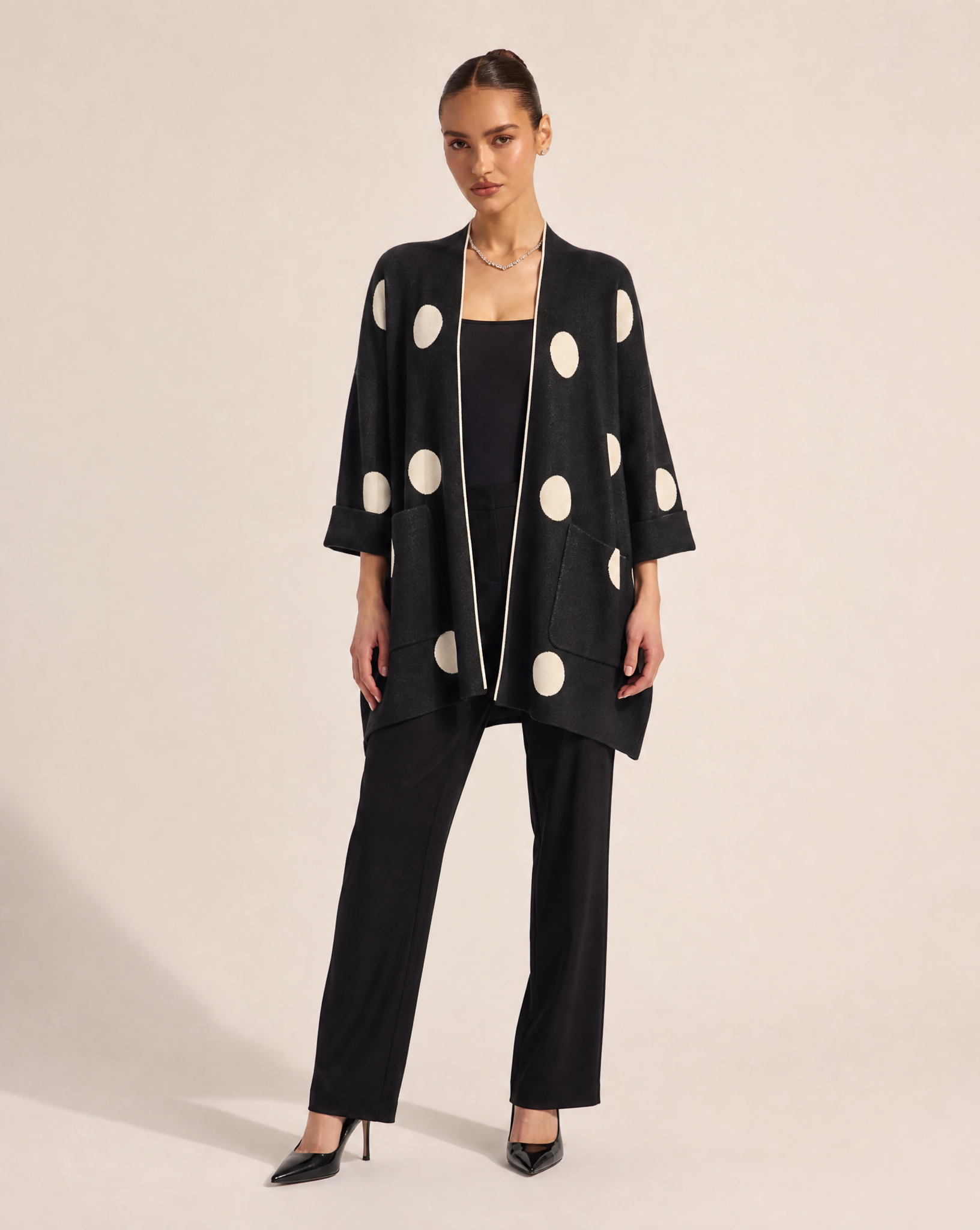 Cardigan donna n44 3051 indossato da Polly 6, vista frontale