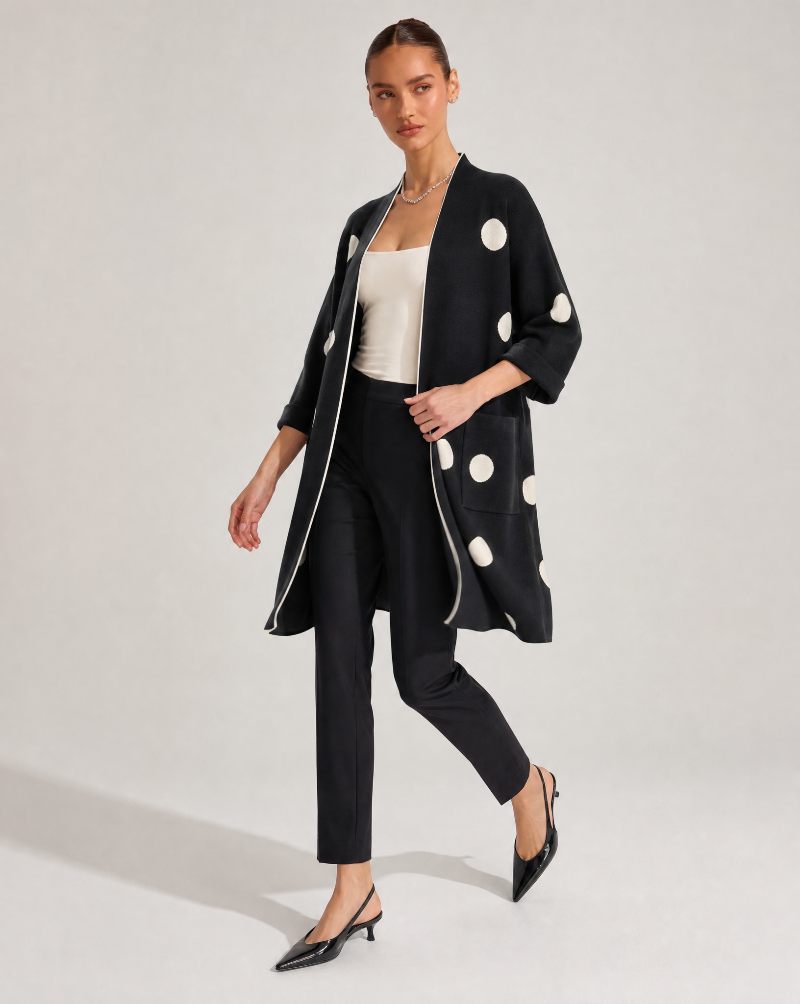 Cardigan donna n44 3051 indossato da Polly 6, posa dinamica