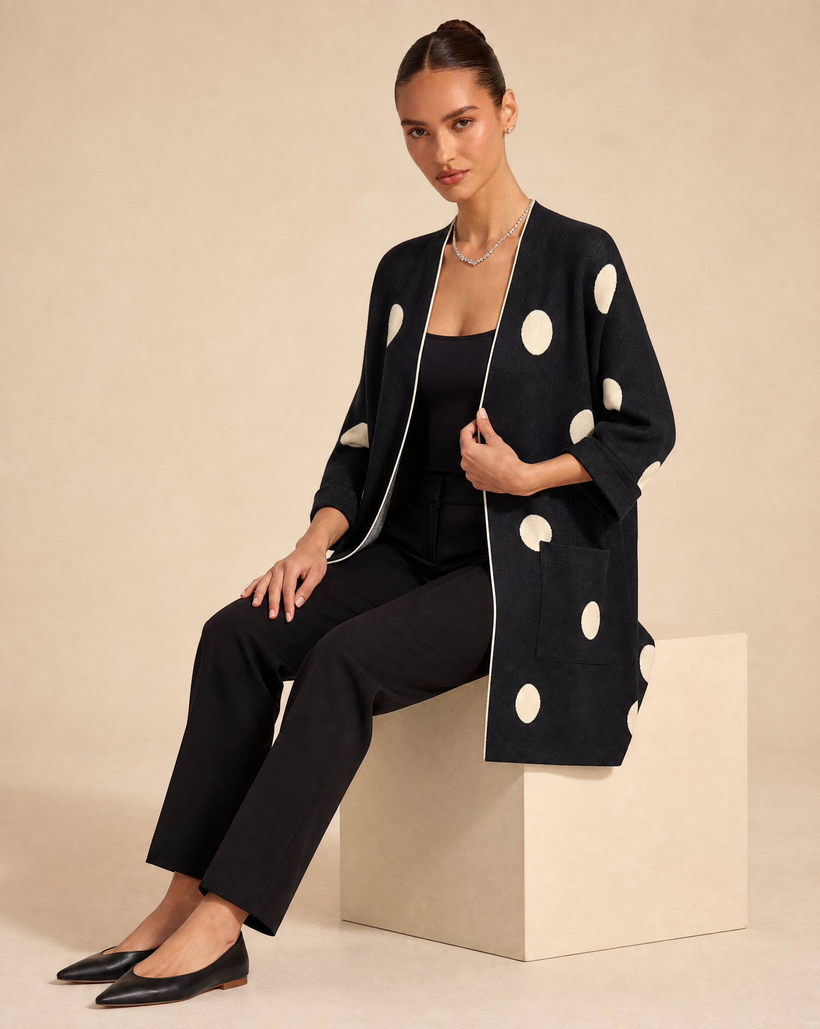 Cardigan donna n44 3051 indossato da Polly 6, posa seduta