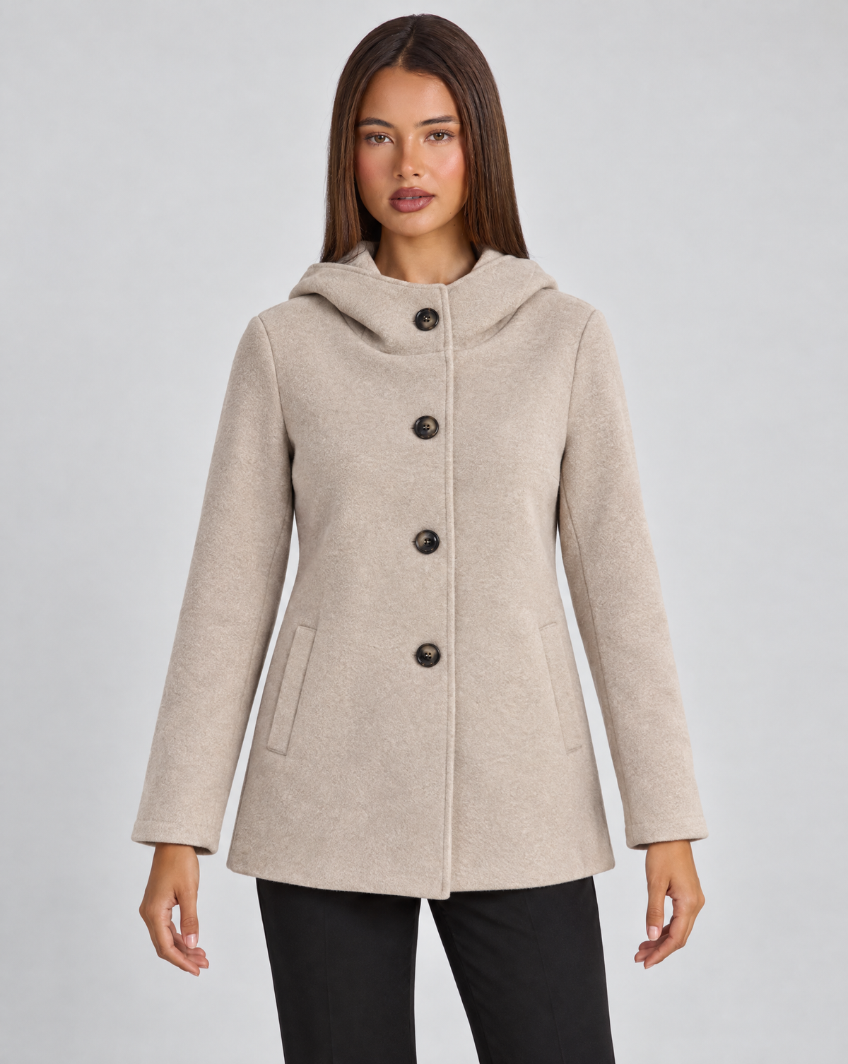 Giacca donna con cappuccio e bottoni beige indossata da Polly 4, vista frontale