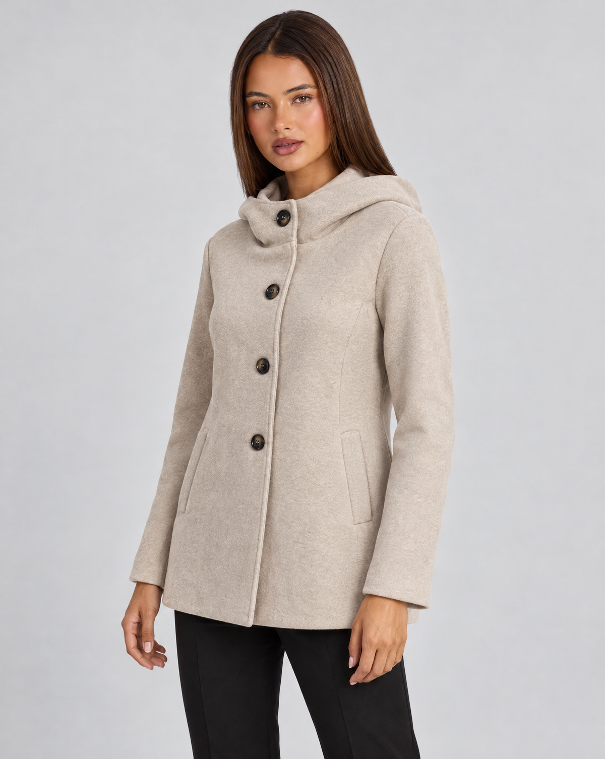 Giacca donna con cappuccio e bottoni beige indossata da Polly 4, vista tre quarti