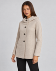 Giacca donna con cappuccio e bottoni beige indossata da Polly 4, vista tre quarti
