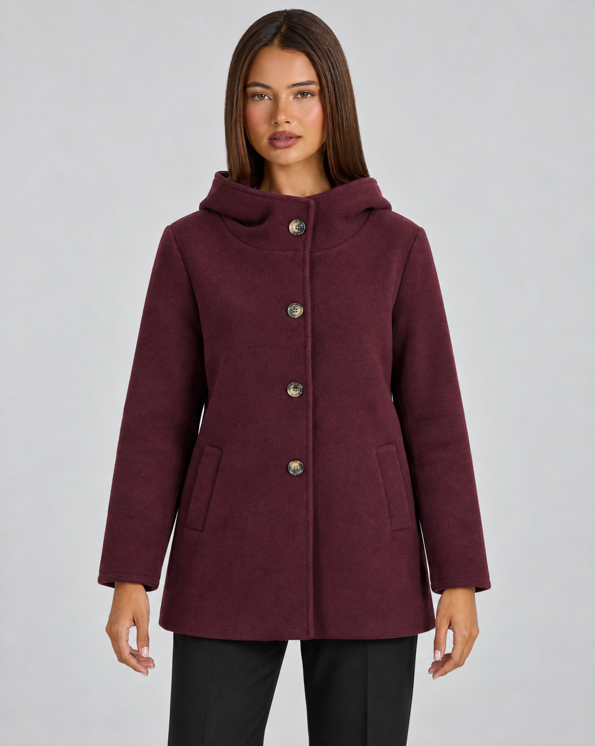 Giacca donna con cappuccio e bottoni bordeaux indossata da Polly 4, vista frontale