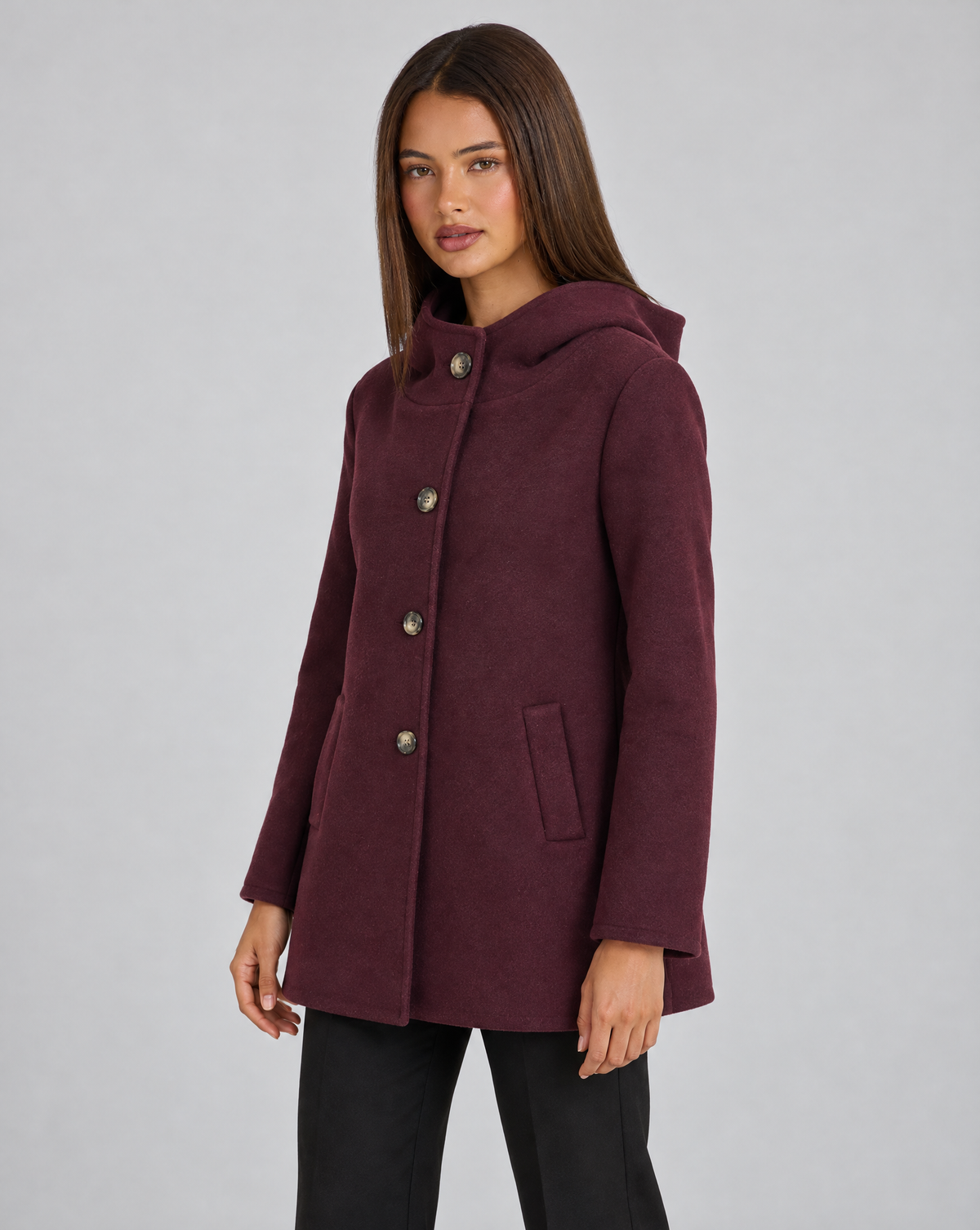 Giacca donna con cappuccio e bottoni bordeaux indossata da Polly 4, vista tre quarti