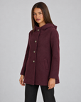 Giacca donna con cappuccio e bottoni bordeaux indossata da Polly 4, vista tre quarti