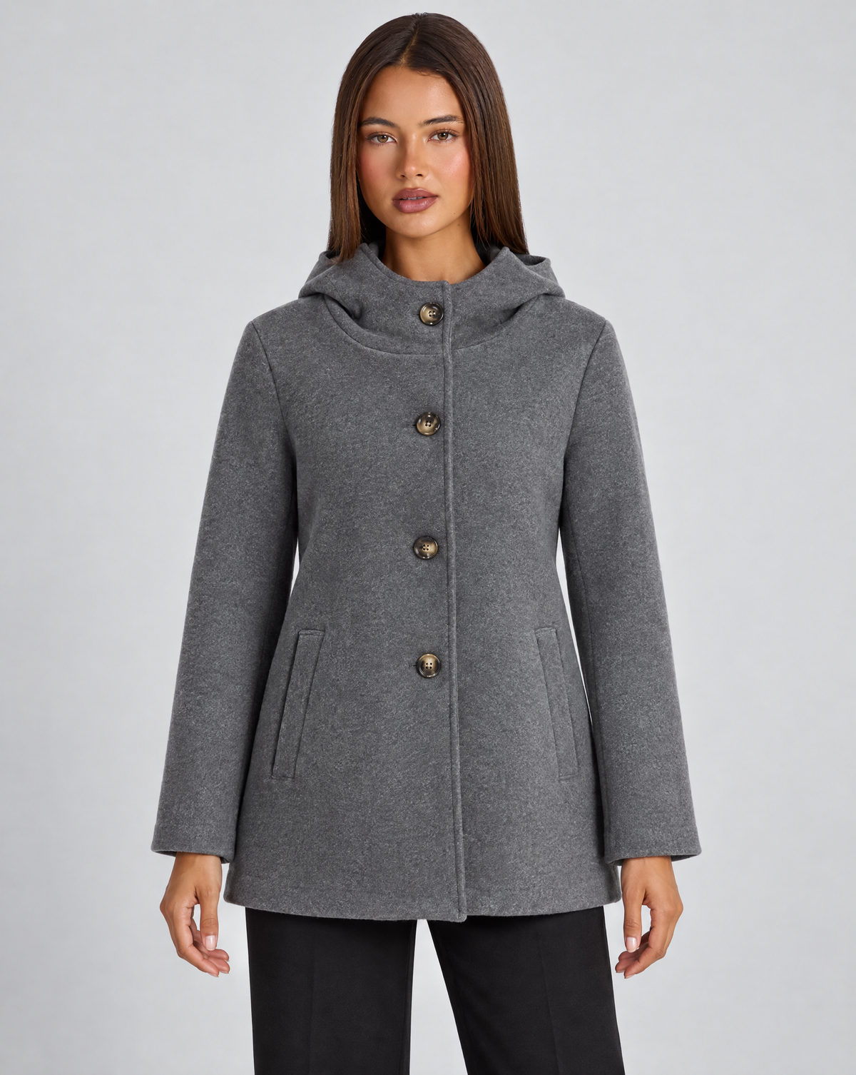 Giacca donna con cappuccio e bottoni grigio indossata da Polly 4, vista frontale
