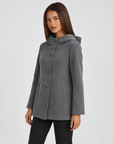 Giacca donna con cappuccio e bottoni grigio indossata da Polly 4, vista tre quarti