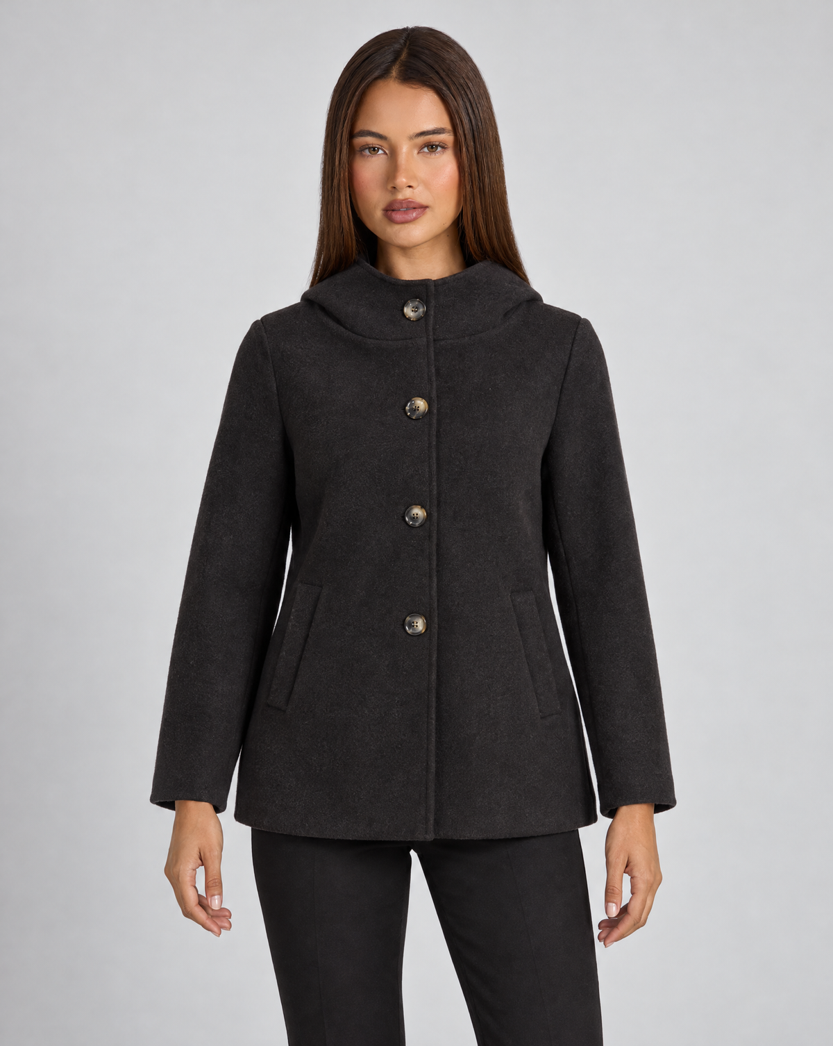 Giacca donna con cappuccio e bottoni nero indossata da Polly 4, vista frontale