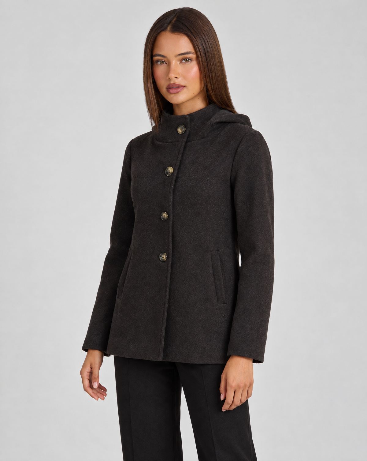 Giacca donna con cappuccio e bottoni nero indossata da Polly 4, vista tre quarti