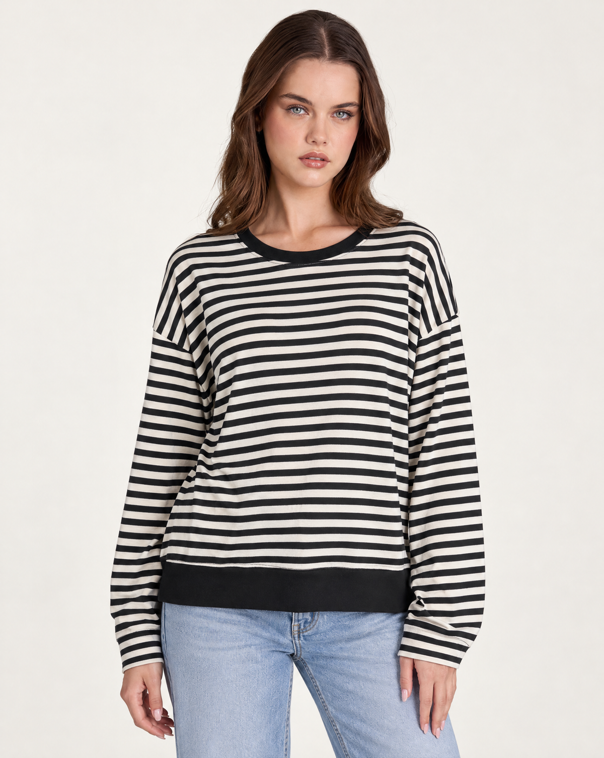Maglia donna a righe nere e crema indossata da Polly 2, foto 1