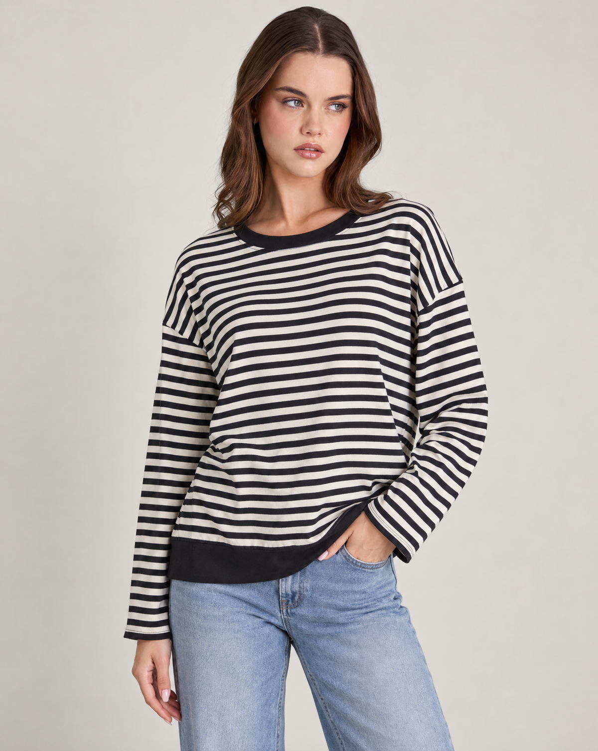Maglia donna a righe nere e crema indossata da Polly 2, foto 2