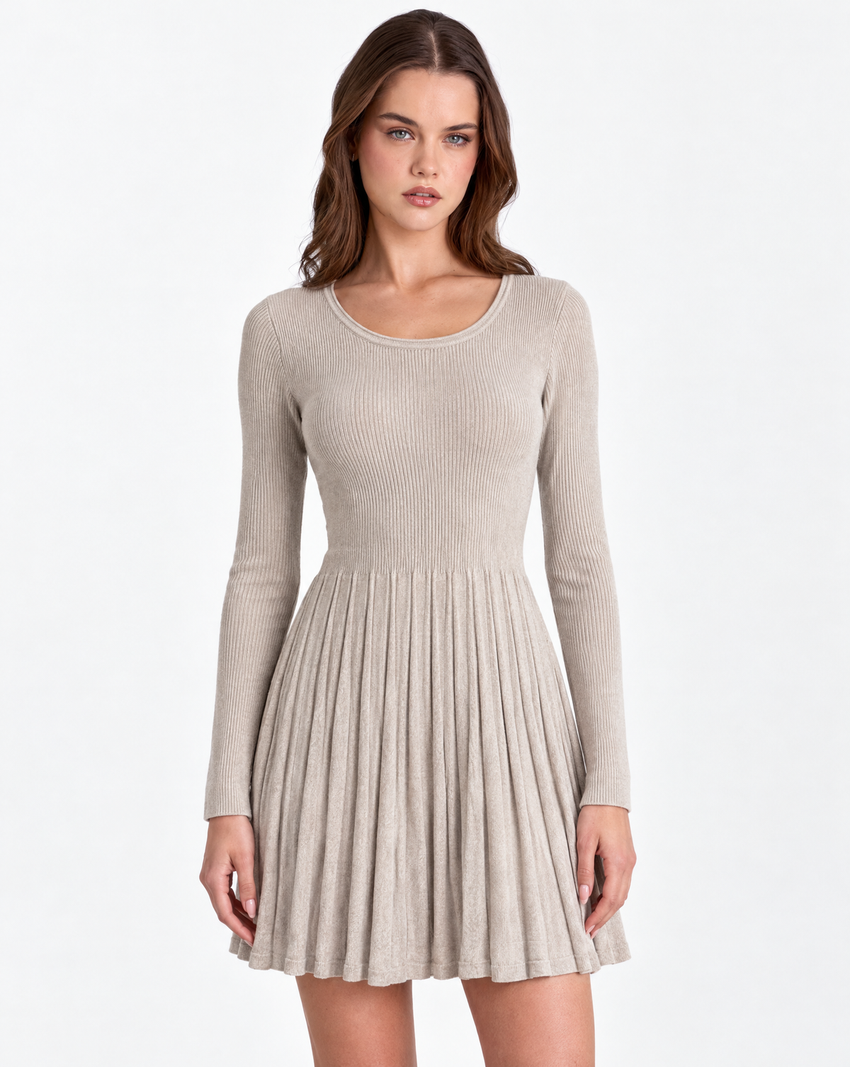 Abito donna in maglia a costine con gonna a pieghe beige indossato da Polly 2, vista frontale, dettaglio parte superiore