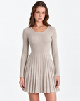 Abito donna in maglia a costine con gonna a pieghe beige indossato da Polly 2, vista frontale, dettaglio parte superiore