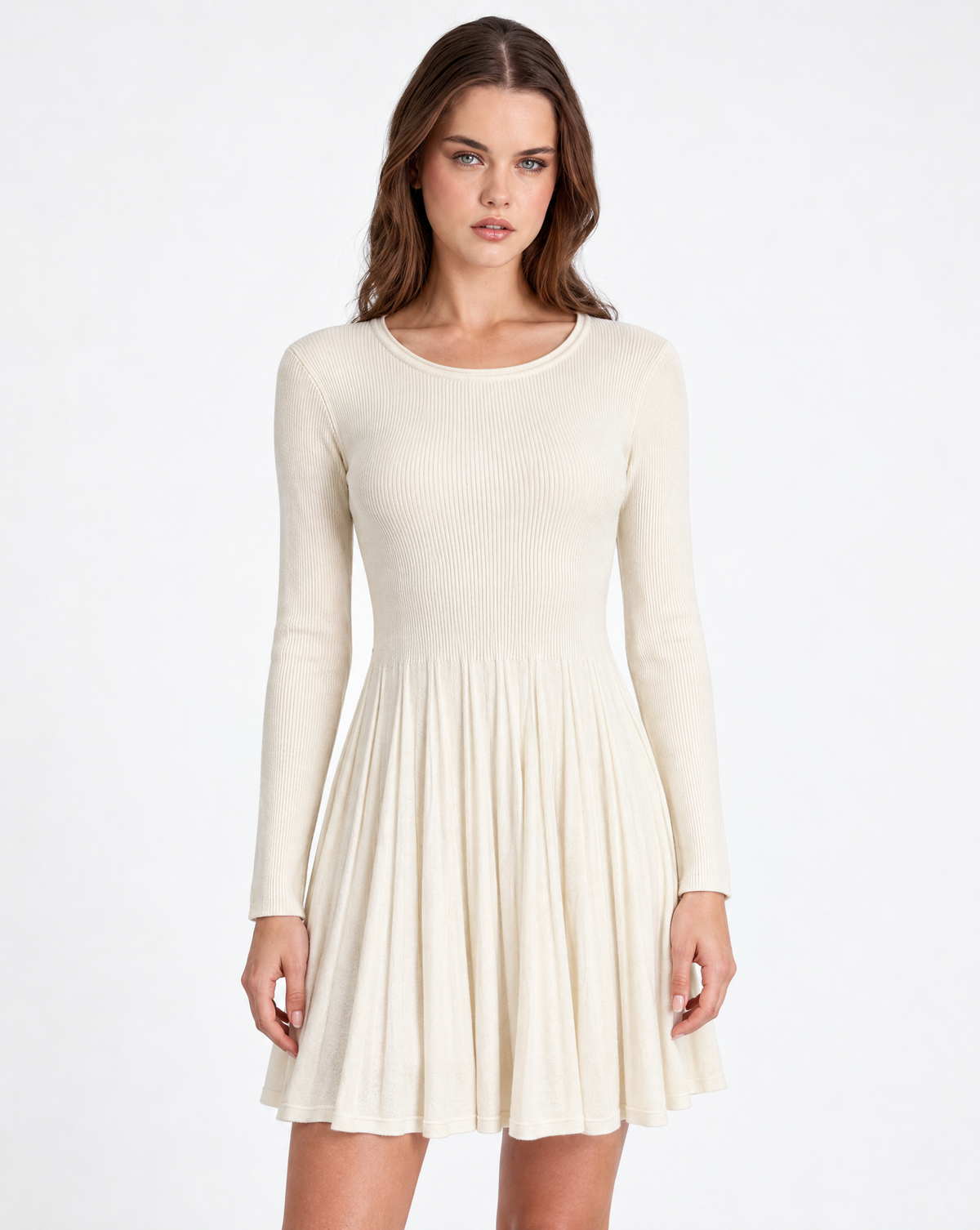 Abito donna in maglia a costine con gonna a pieghe bianco indossato da Polly 2, vista frontale, dettaglio parte superiore