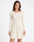 Abito donna in maglia a costine con gonna a pieghe bianco indossato da Polly 2, vista frontale, dettaglio parte superiore