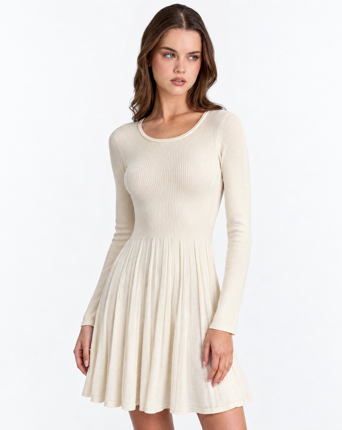 Abito donna in maglia a costine con gonna a pieghe bianco indossato da Polly 2, vista a tre quarti, dettaglio parte superiore