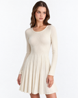 Abito donna in maglia a costine con gonna a pieghe bianco indossato da Polly 2, vista a tre quarti, dettaglio parte superiore