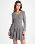 Abito donna in maglia a costine con gonna a pieghe grigio indossato da Polly 2, vista a tre quarti, dettaglio parte superiore