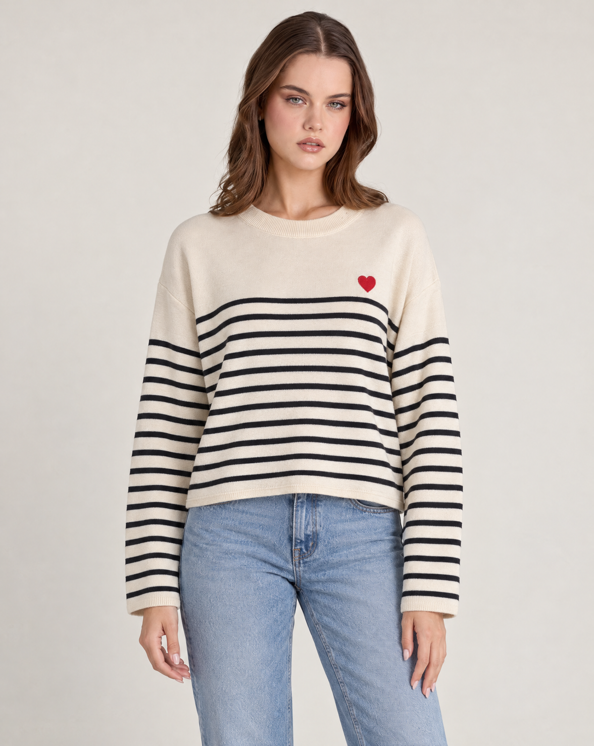 Maglia donna a righe con cuore rosso e girocollo Bianco indossata da Polly 2, foto 1