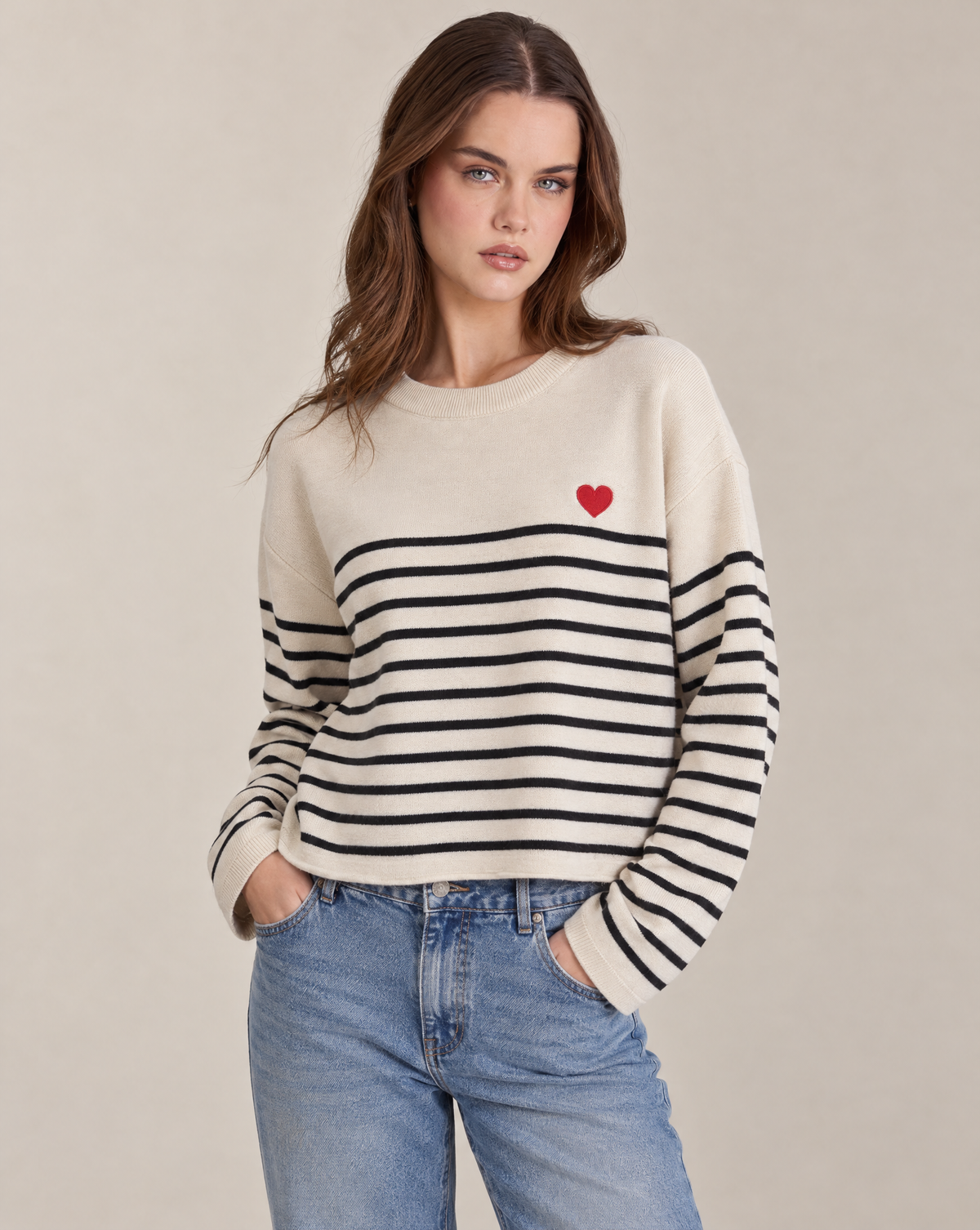 Maglia donna a righe con cuore rosso e girocollo Bianco indossata da Polly 2, foto 2