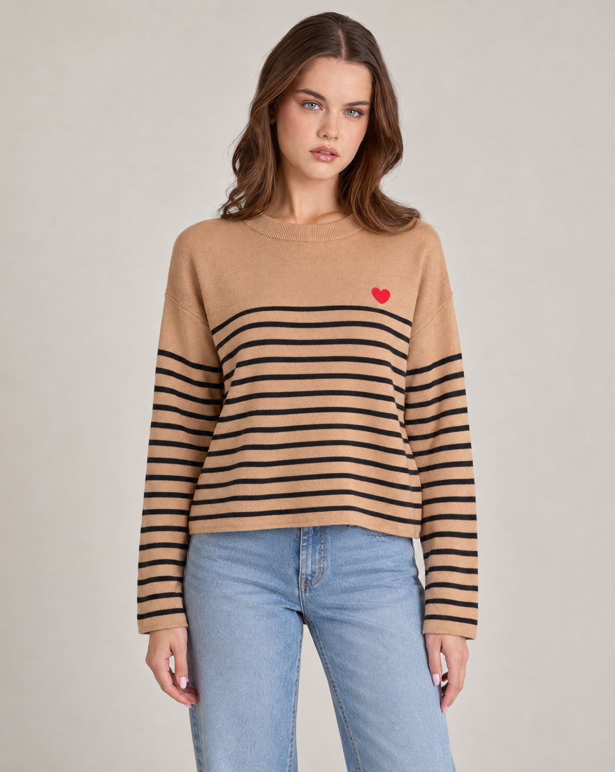 Maglia donna a righe con cuore rosso e girocollo Cammello indossata da Polly 2, foto 1