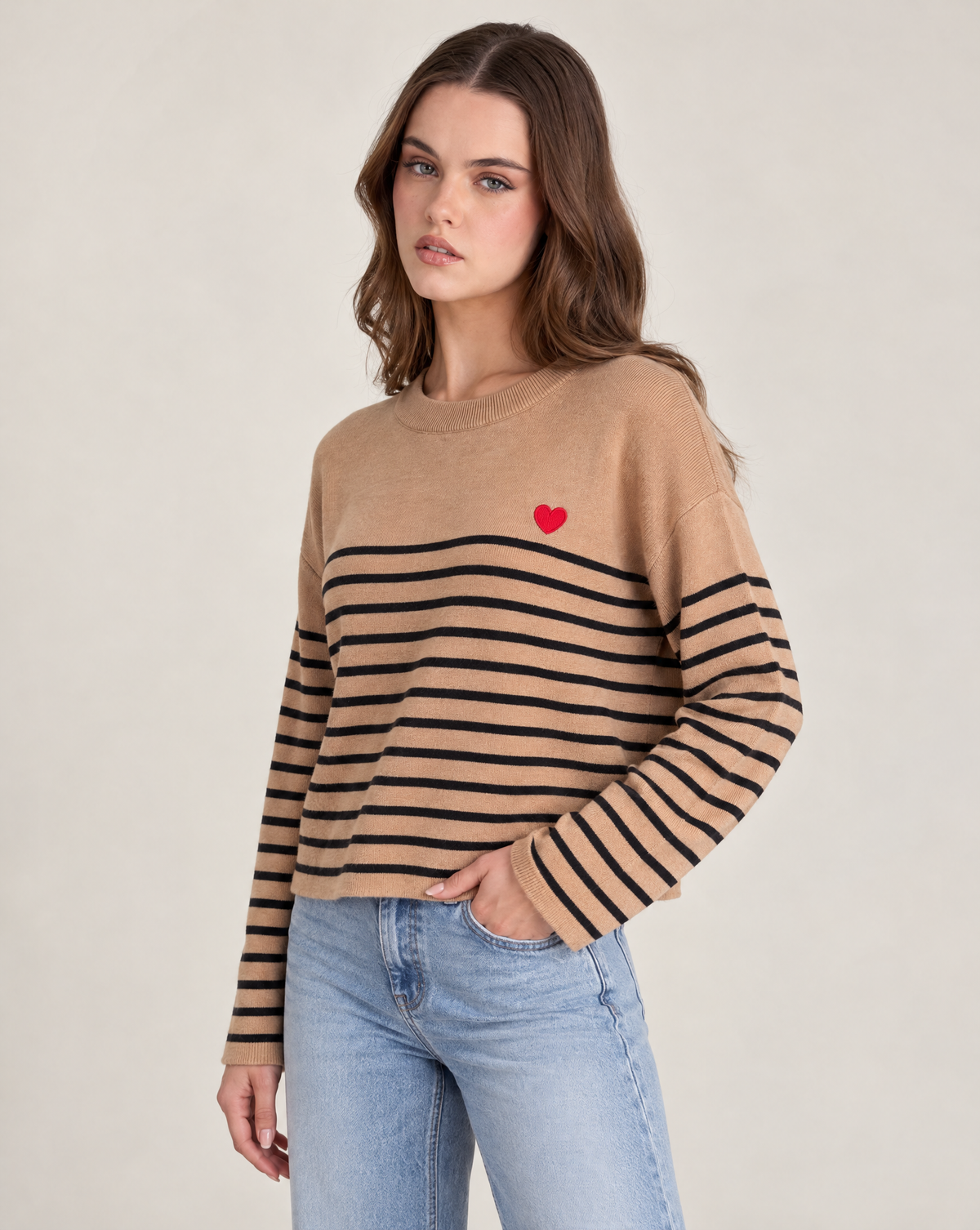 Maglia donna a righe con cuore rosso e girocollo Cammello indossata da Polly 2, foto 2