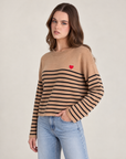 Maglia donna a righe con cuore rosso e girocollo Cammello indossata da Polly 2, foto 2
