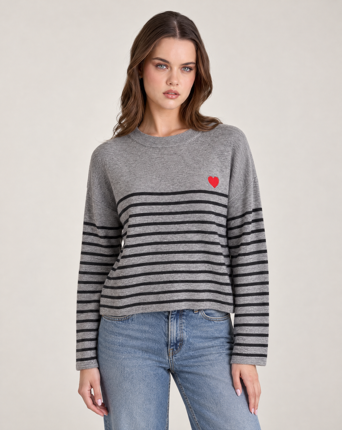 Maglia donna a righe con cuore rosso e girocollo Grigio indossata da Polly 2, foto 1