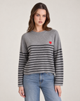 Maglia donna a righe con cuore rosso e girocollo Grigio indossata da Polly 2, foto 1