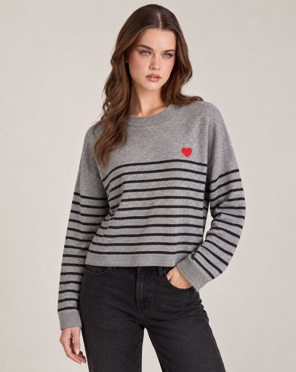Maglia donna a righe con cuore rosso e girocollo Grigio indossata da Polly 2, foto 2