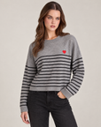 Maglia donna a righe con cuore rosso e girocollo Grigio indossata da Polly 2, foto 2