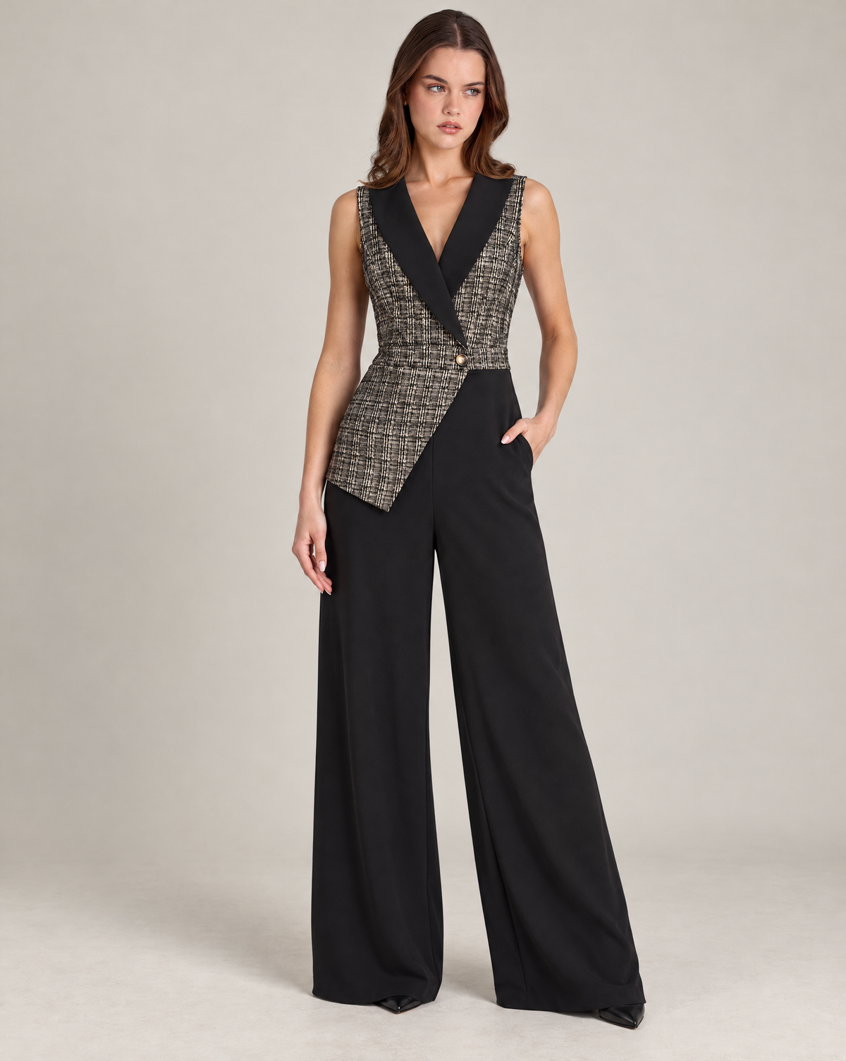 Tuta donna elegante con corpetto effetto gilet e revers Beige indossata da Polly 2, foto 1