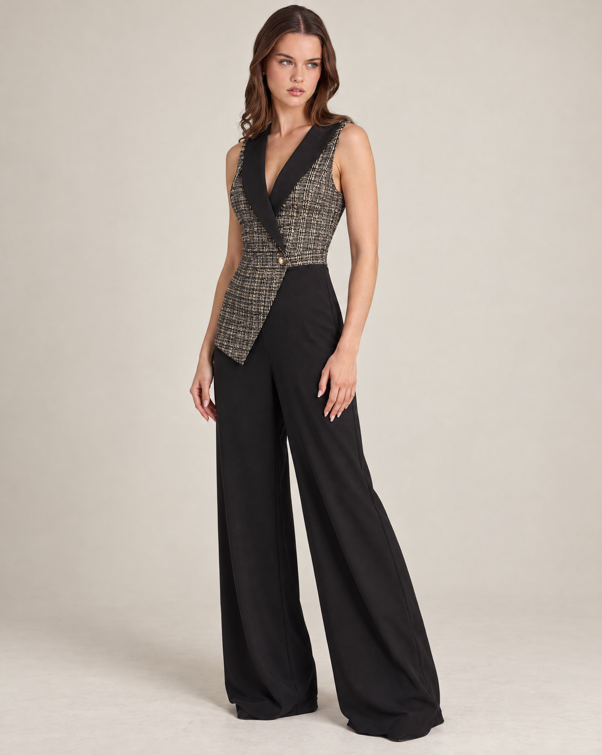 Tuta donna elegante con corpetto effetto gilet e revers Beige indossata da Polly 2, foto 2