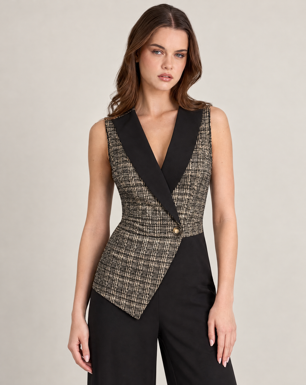 Tuta donna elegante con corpetto effetto gilet e revers Beige indossata da Polly 2, foto 3