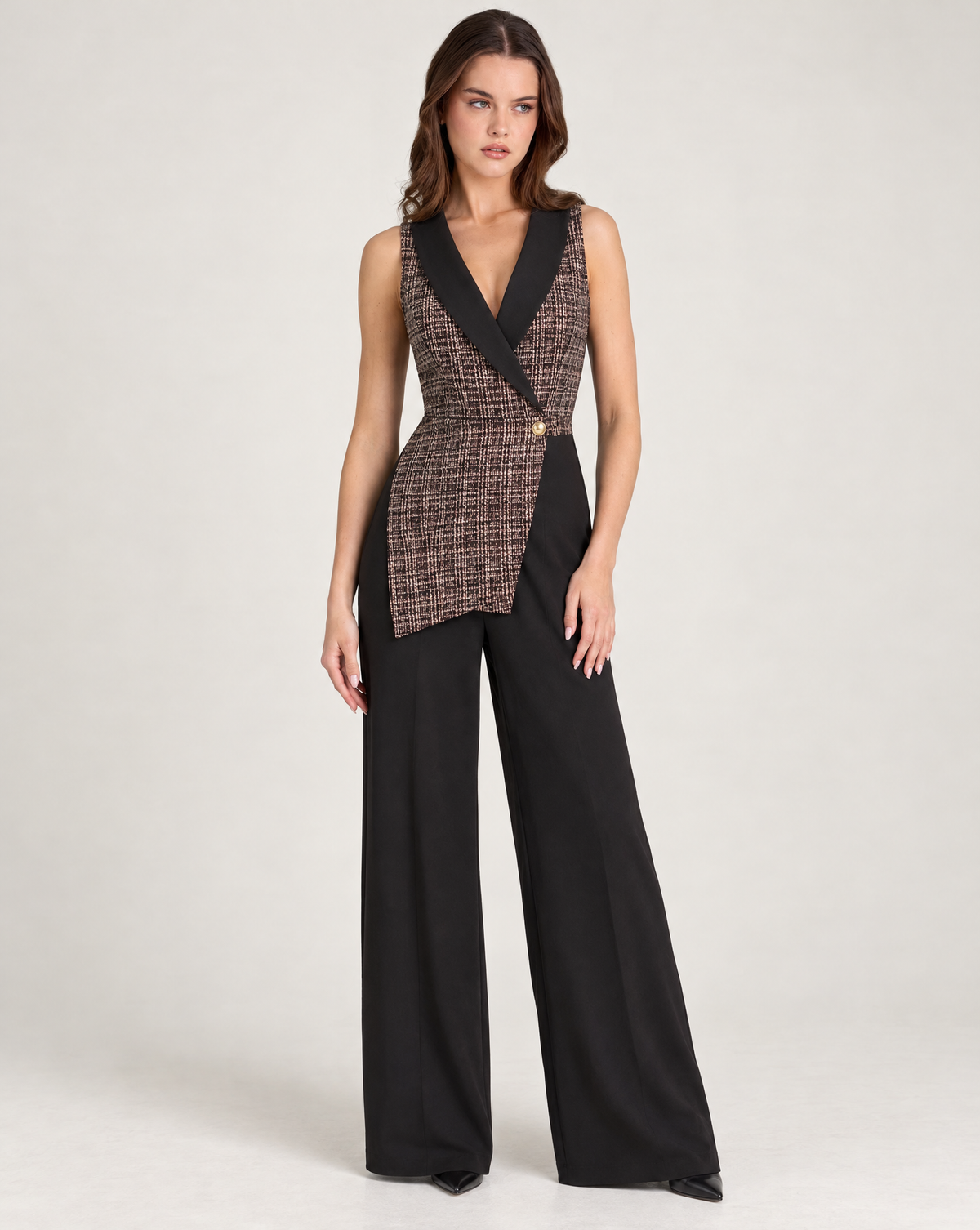 Tuta donna elegante con corpetto effetto gilet e revers Bordeaux indossata da Polly 2, foto 1