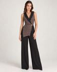 Tuta donna elegante con corpetto effetto gilet e revers Bordeaux indossata da Polly 2, foto 1