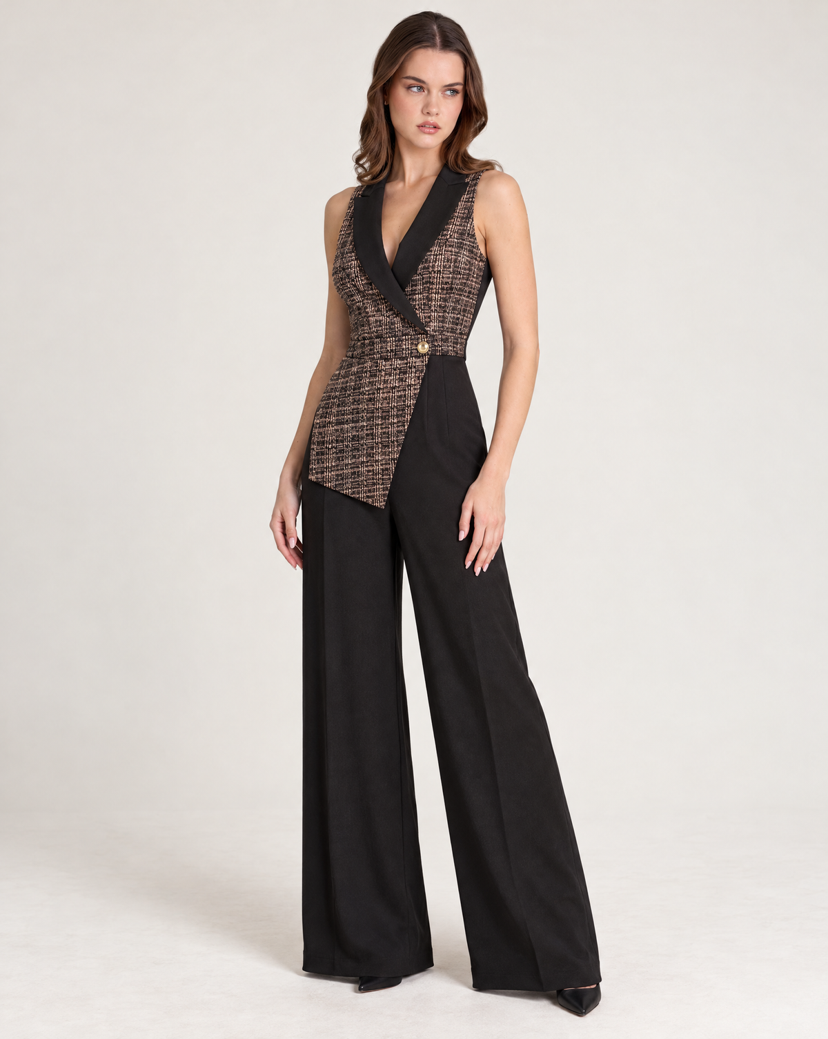 Tuta donna elegante con corpetto effetto gilet e revers Bordeaux indossata da Polly 2, foto 2