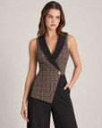Tuta donna elegante con corpetto effetto gilet e revers Bordeaux indossata da Polly 2, foto 3