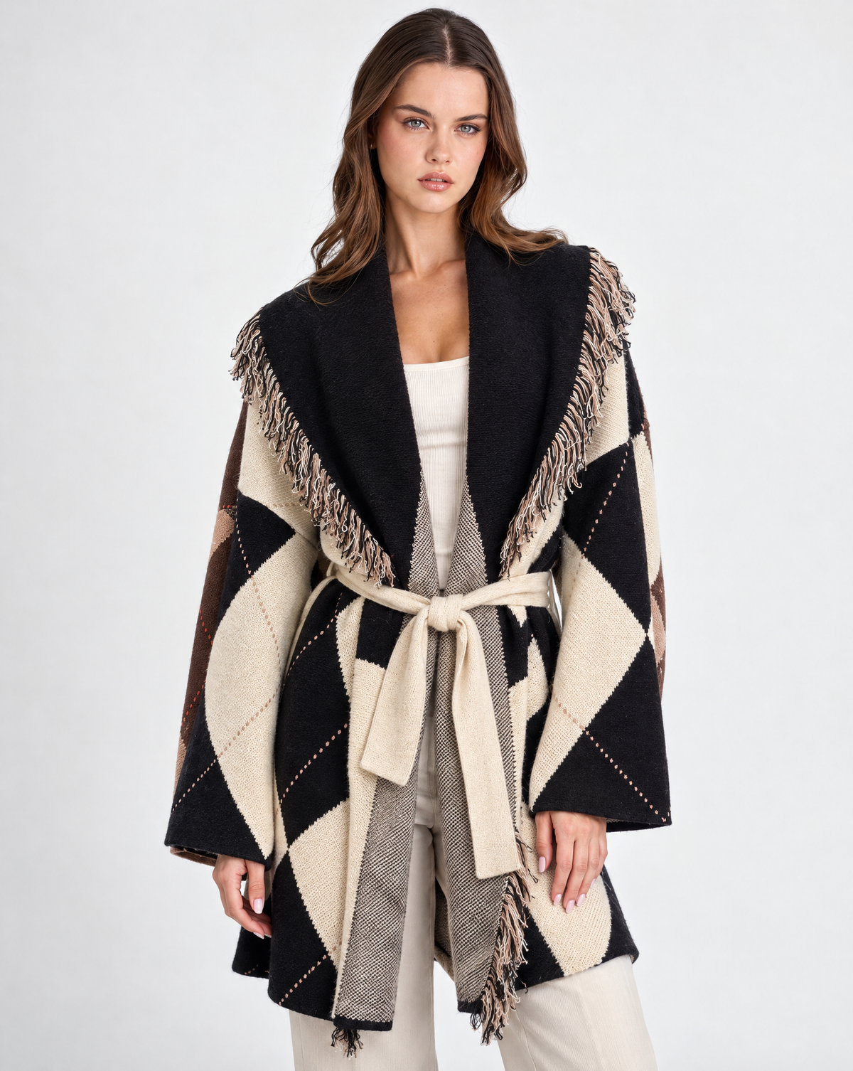 Cardigan lungo donna a rombi beige con cintura e collo sfrangiato indossato da Polly 2 – vista frontale