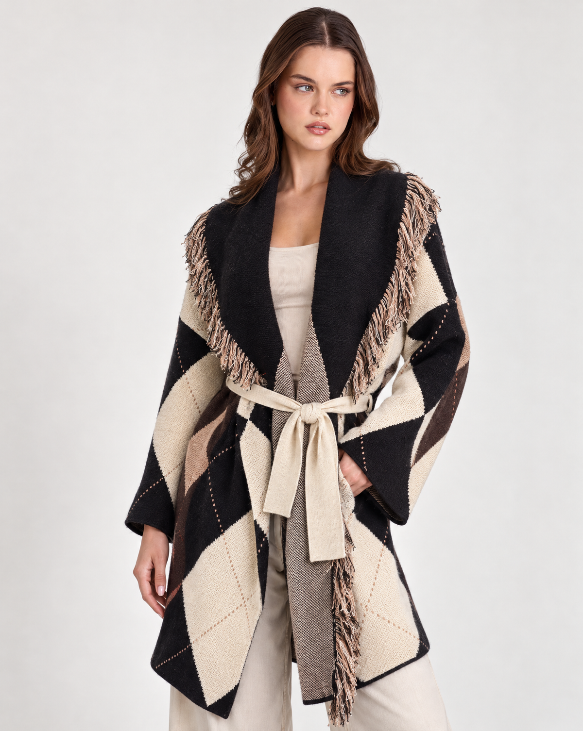 Cardigan lungo donna a rombi beige con cintura e collo sfrangiato indossato da Polly 2 – vista di tre quarti