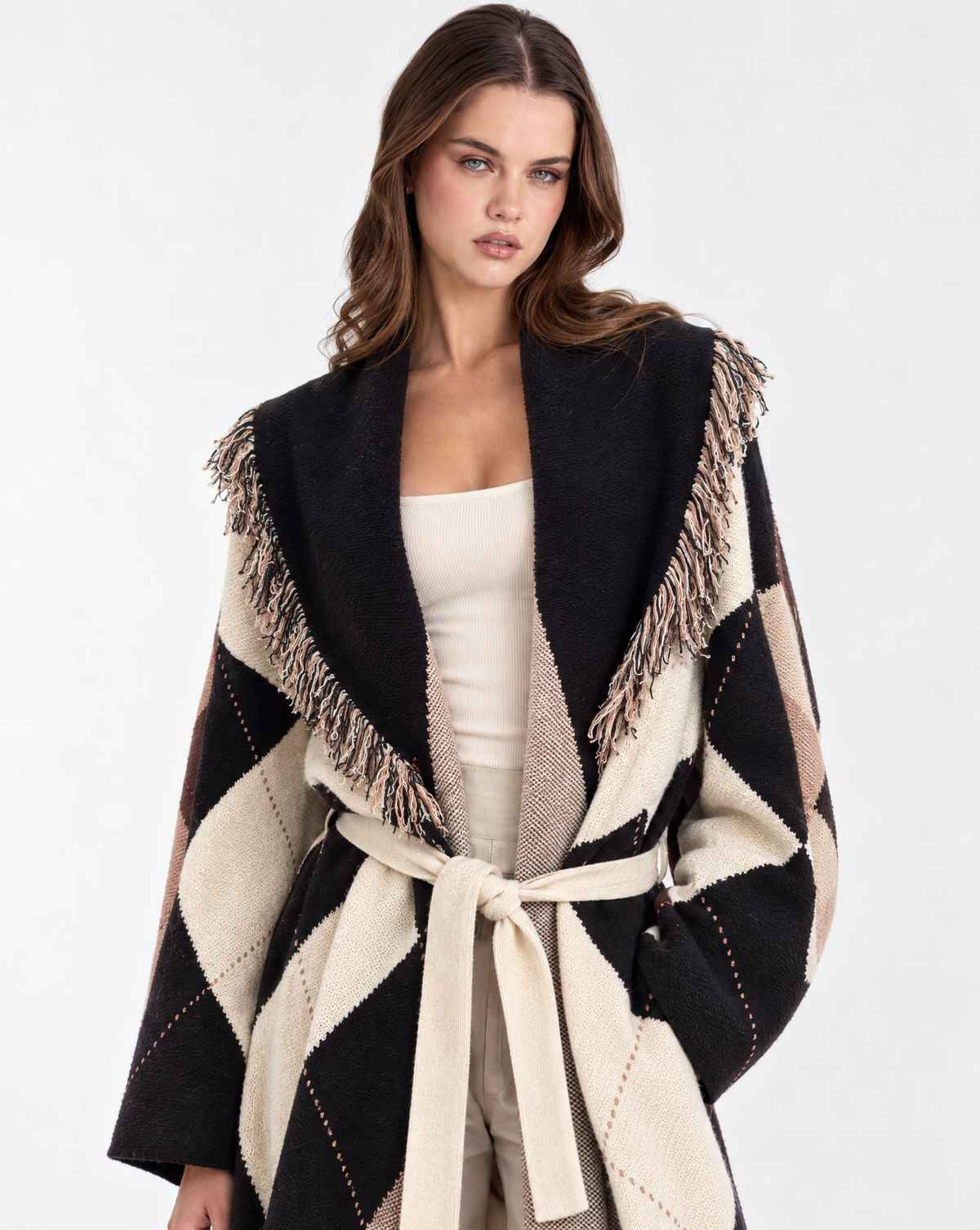 Cardigan lungo donna a rombi beige con cintura e collo sfrangiato indossato da Polly 2 – primo piano della parte superiore