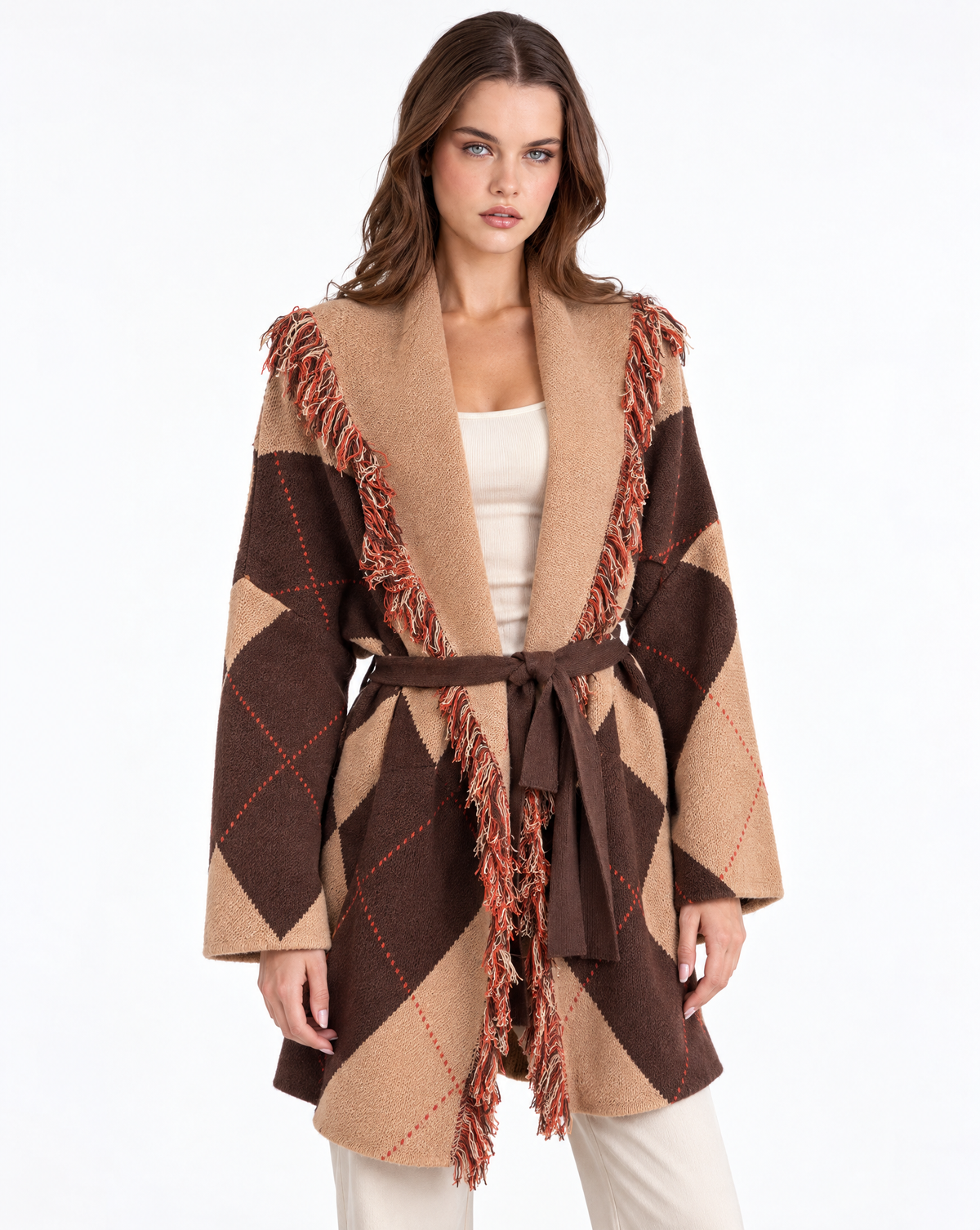 Cardigan lungo donna a rombi marrone con cintura e collo sfrangiato indossato da Polly 2 – vista frontale
