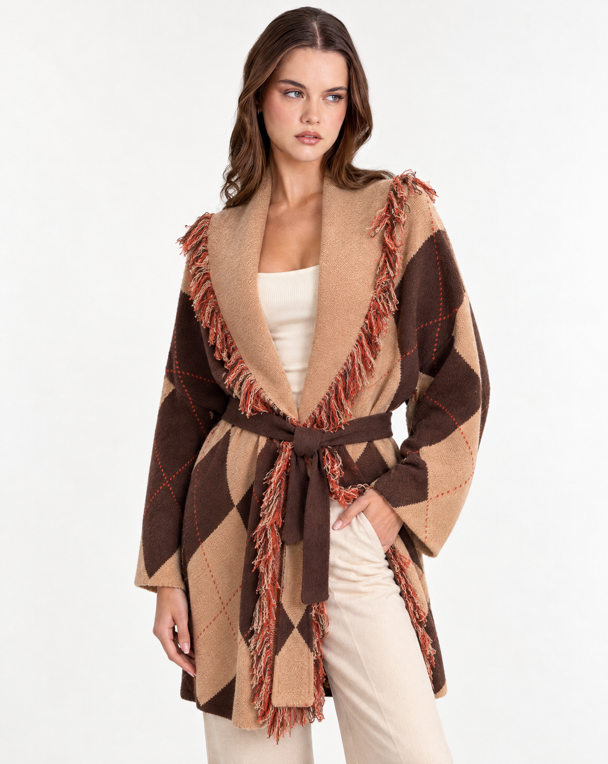 Cardigan lungo donna a rombi marrone con cintura e collo sfrangiato indossato da Polly 2 – vista di tre quarti