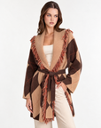 Cardigan lungo donna a rombi marrone con cintura e collo sfrangiato indossato da Polly 2 – vista di tre quarti