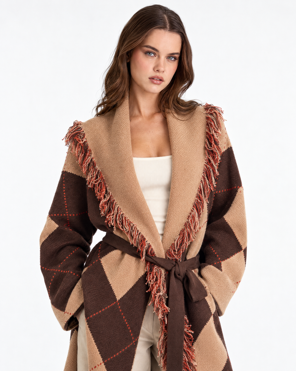 Cardigan lungo donna a rombi marrone con cintura e collo sfrangiato indossato da Polly 2 – primo piano della parte superiore