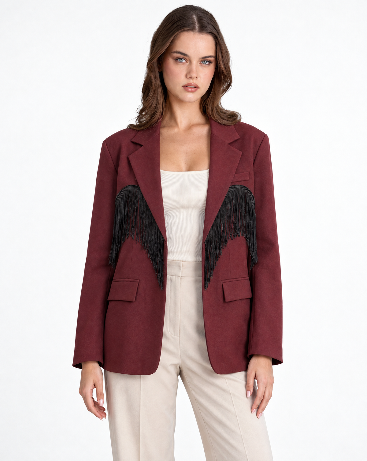 Giacca blazer donna bordeaux con frange indossata da Polly 2 – vista frontale