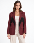 Giacca blazer donna bordeaux con frange indossata da Polly 2 – vista frontale