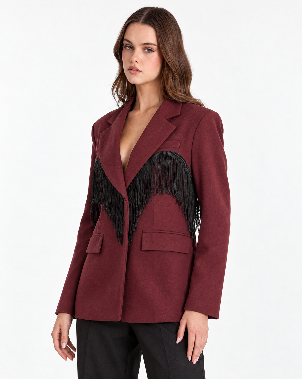Giacca blazer donna bordeaux con frange indossata da Polly 2 – vista tre quarti