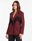 Giacca blazer donna bordeaux con frange indossata da Polly 2 – vista tre quarti