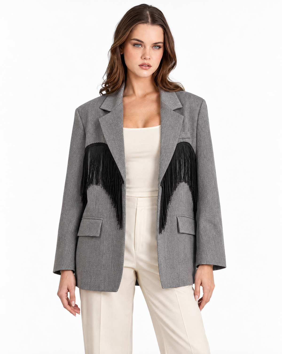 Giacca blazer donna grigio con frange indossata da Polly 2 – vista frontale
